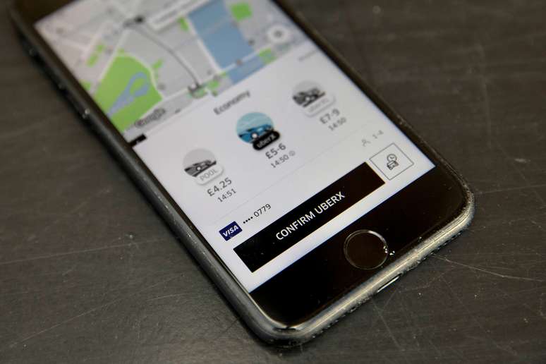 Imagem ilustrativa mostra aplicativo do Uber aberto em celular, em Londres 10/11/2017 REUTERS/Simon Dawson