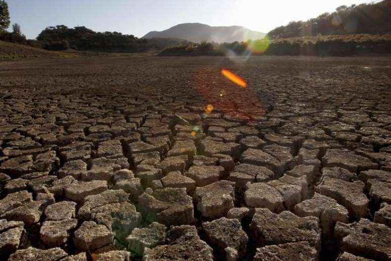 Foto de arquivo mostra reservat&oacute;rio vazio ap&oacute;s seca severa causada pelo fen&ocirc;meno La Ni&ntilde;a em Runge, Chile 3/2/2012 REUTERS/Ivan Alvarado 