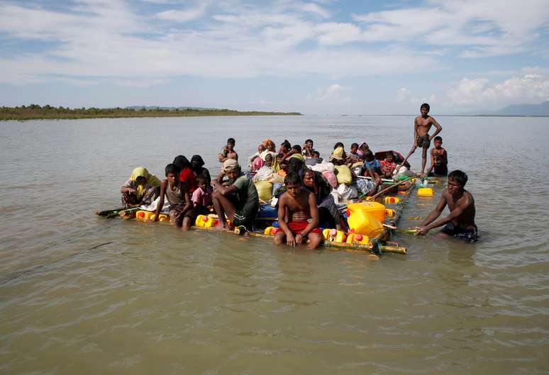 Refugiados Rohingya navegam em bote improvisado no rio Naf após cruzarem a fronteira entre Bangladesh e Myanmar perto de Cox's Bazar, Bangladesh
11/11/2017 REUTERS/Navesh Chitrakar