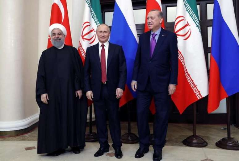 Presidente do Irã, Hassan Rouhani (E), presidente da Rússia, Vladimir Putin (C), e líder da Turquia, Tayyip Erdogan (D), se reúnem em Sochi, Rússia
22/11/2017 Sputnik/Mikhail Metzel/Kremlin via REUTERS