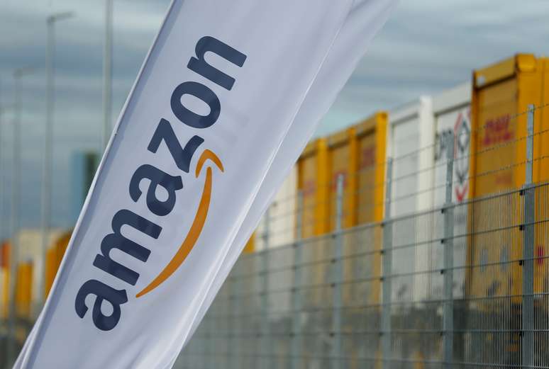 Bandeira com logo da Amazon em centro de logística da empresa em Dortmund, Alemanha
14/11/2017 REUTERS/Thilo Schmuelgen