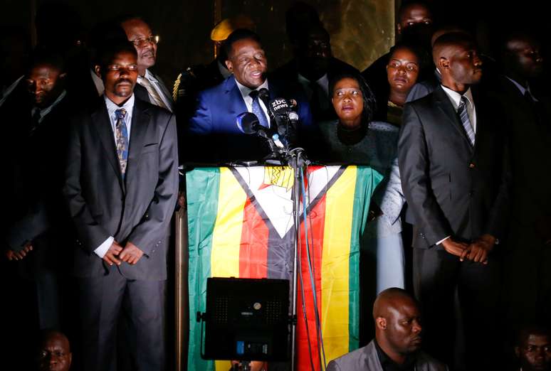 Mnangagwa faz discurso a simpatizantes em Harare
 22/11/2017    REUTERS/Mike Hutchings
