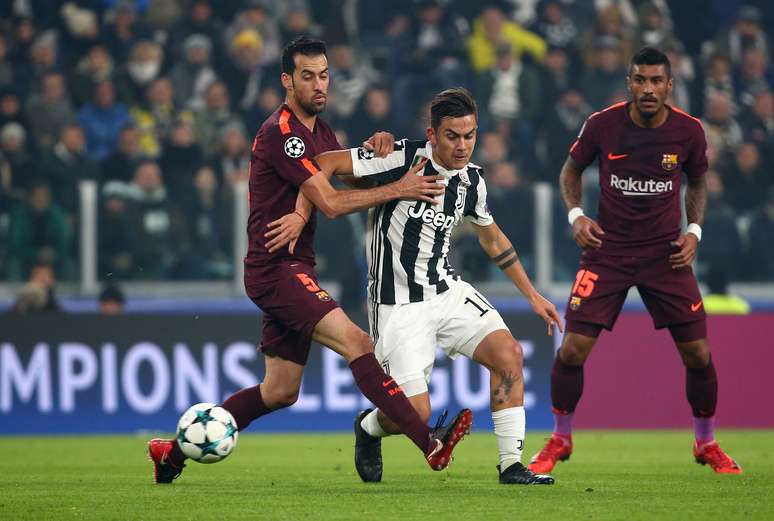 Dybala tenta lance cercado por Sergio Busquets e Paulinho
 22/11/2017     REUTERS/Alessandro Bianchi