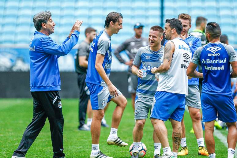 Renato Gaúcho comanda treino do Grêmio na véspera do 1º jogo da decisão da Libertadores, contra o Lanús.