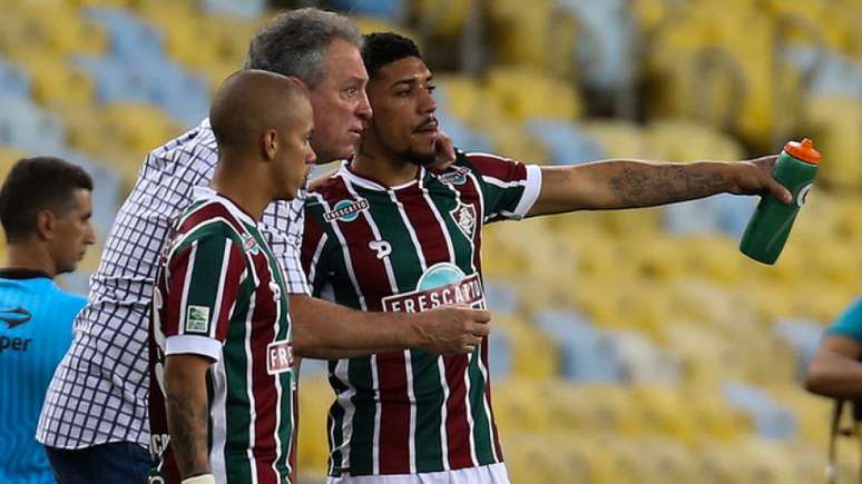 Marcos Junior e Douglas ouvem orientações do técnico Abel Braga (Foto: Lucas Merçon/Fluminense F.C.)