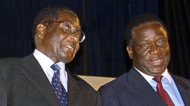 Mnangagwa (à dir.) ficou à sombra de Mugabe (à esq.) ao longo da carreira