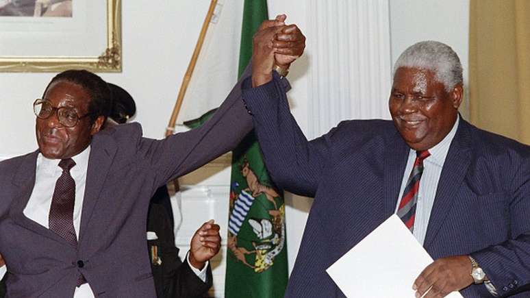 Reputação temível de Mnangagwa tem origem na guerra civil da década de 1980 entre o partido Zanu, de Mugabe (à esq.), e o partido Zapu, de Joshua Nkomo (à dir.)