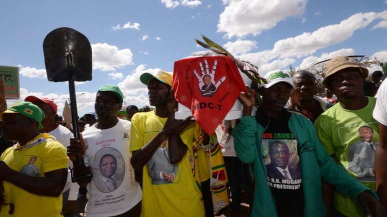 Mnangagwa não é muito benquisto pela base de seu próprio partido