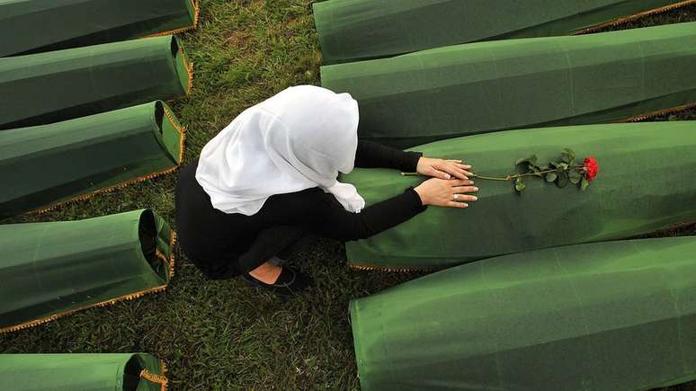 Uma mu&ccedil;ulmana b&oacute;snia em momento de luto por um dos parentes mortos em Srebrenica | Foto: AFP