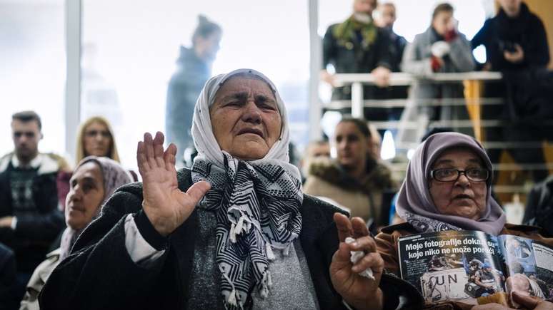 Parentes de v&iacute;timas do general Mladic na Guerra da B&oacute;snia acompanharam o in&iacute;cio de seu julgamento, em 2012, em uma cidade pr&oacute;xima a Srebrenica, na S&eacute;rvia | Foto: AFP