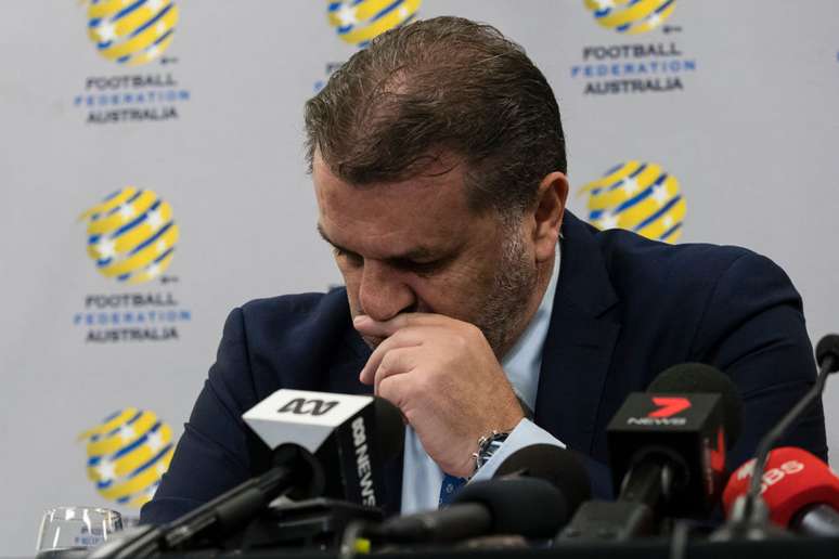 O técnico Ange Postecoglou, durante coletiva em que comunicou sua saída do comando da seleção australiana.