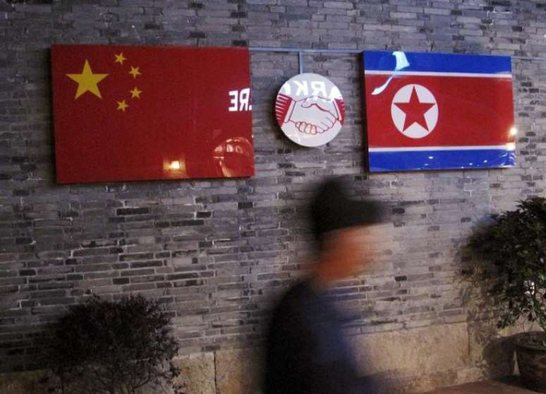 Bandeiras da China e da Coreia do Norte vistas do lado de fora de restaurante em Ningbo, na China 12/04/2016  REUTERS/Joseph Campbell