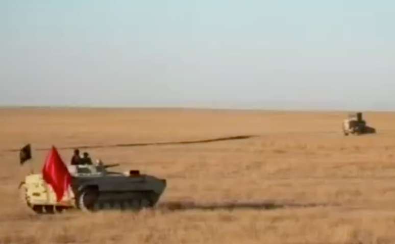 Veículos militares assumem posição em deserto perto da fronteira entre Síria e Iraque  23/11/2017 Hashid Shaabi/Divulgação via REUTERS TV