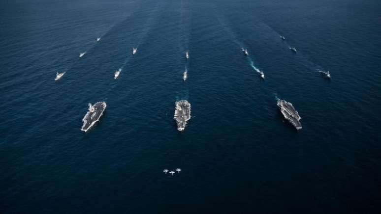 Porta-aviões norte-americanos USS Ronald Reagan, USS Theodore Roosevelt e USS Nimitz navegam ao lado de embarcações da marinha da Coreia do Sul no Oeste do Pacífico
12/11/2017  Aaron B. Hicks/U.S. Navy/Handout via REUTERS 
 