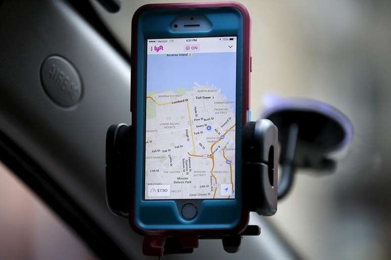  Aplicativo do Lyft é visto em celular em San Francisco, EUA
3/2/2016 REUTERS/Stephen Lam