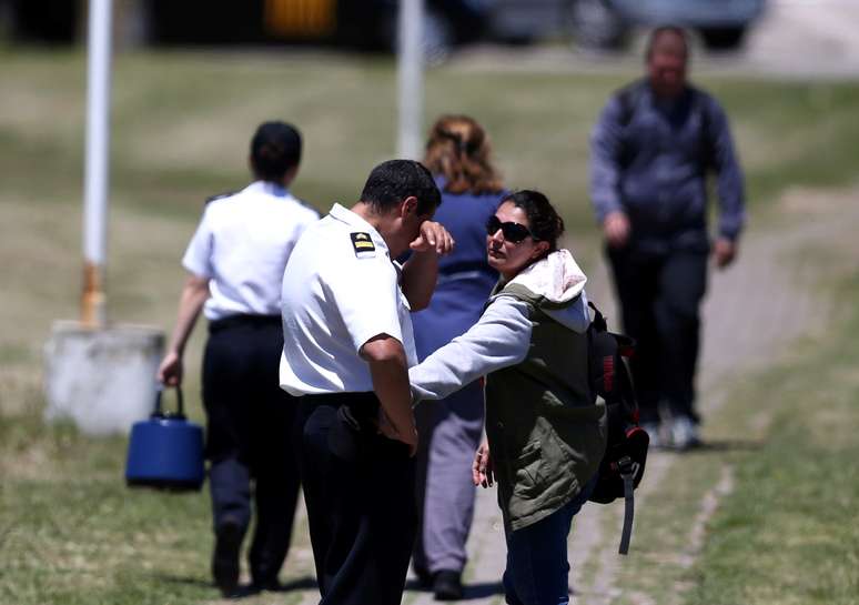 Integrantes da Marinha e parentes de tripulantes de submarino desaparecido choram em Mar del Plata
 23/11/2017    REUTERS/Marcos Brindicci
