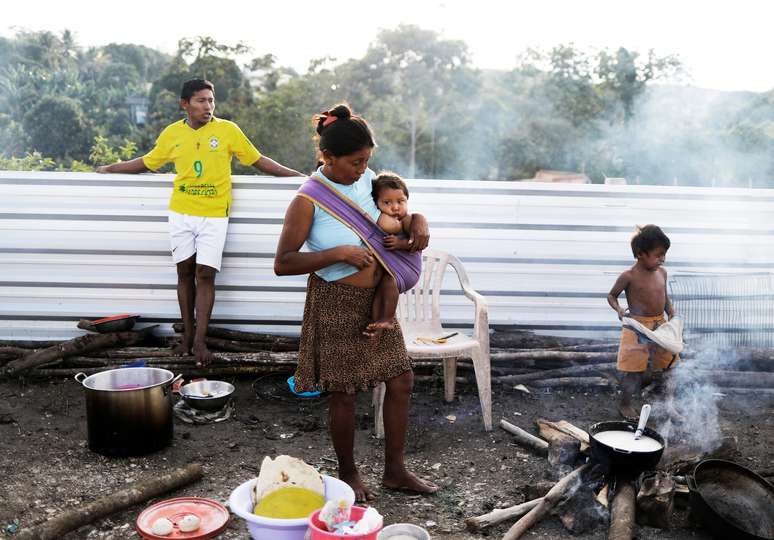 Indígenas waraos preparam comida em abrigo de Pacaraima
 15/11/2017      REUTERS/Nacho Doce  