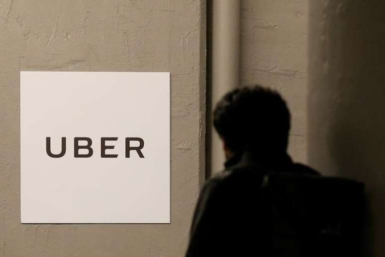 Homem passa diante de escritório do Uber em Nova York, Estados Unidos
2/02/2017 REUTERS/Brendan McDermid
