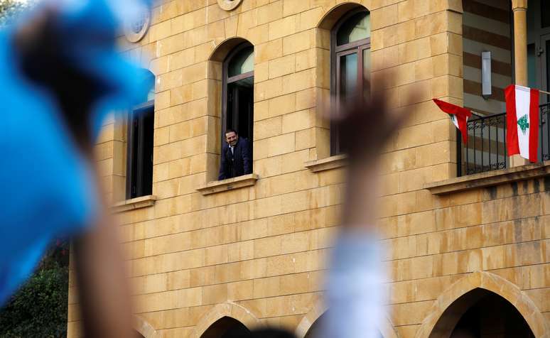 Saad al-Hariri aparece em janela de sua casa em Beirute
 22/11/2017    REUTERS/Jamal Saidi