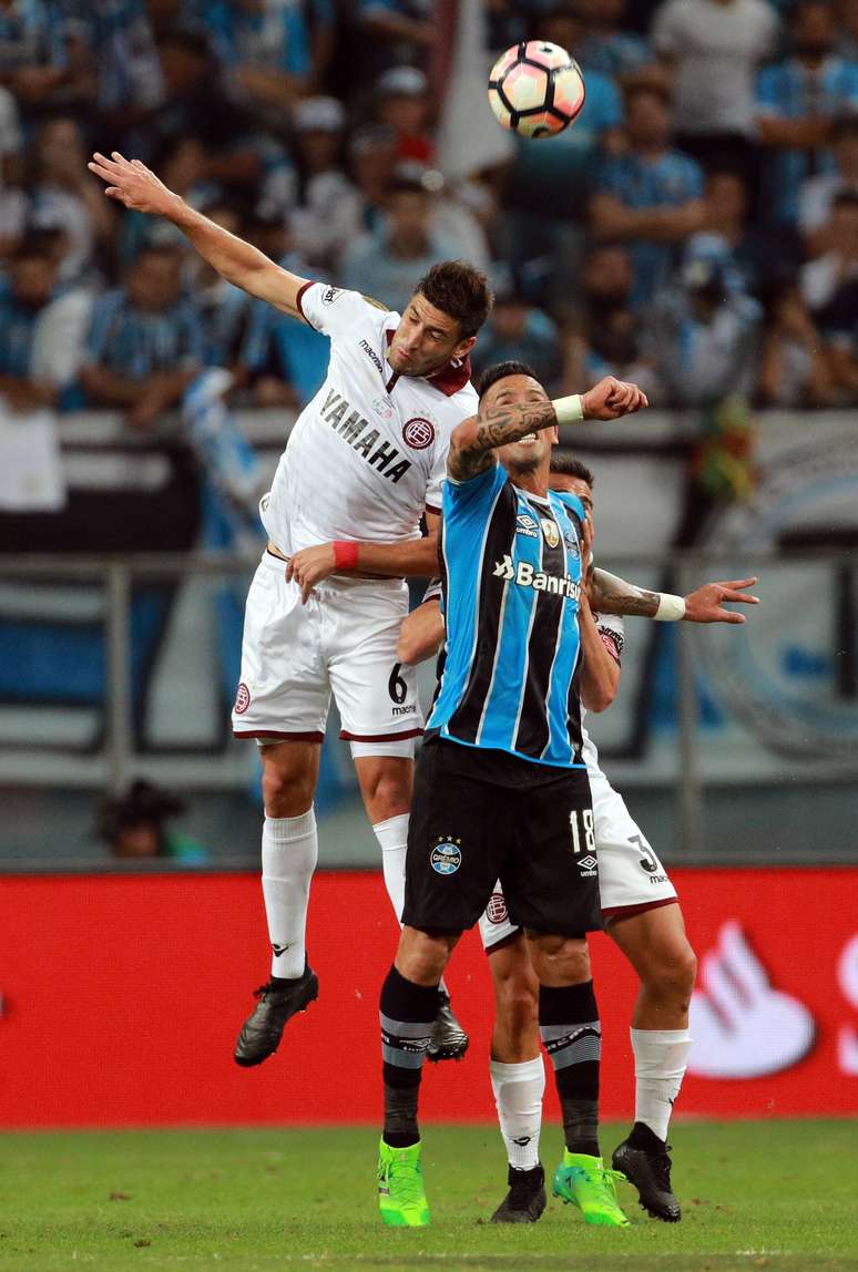 Braghieri disputa bola com Barrios durante a primeira partida da final da Libertadores, em Porto Alegre.
