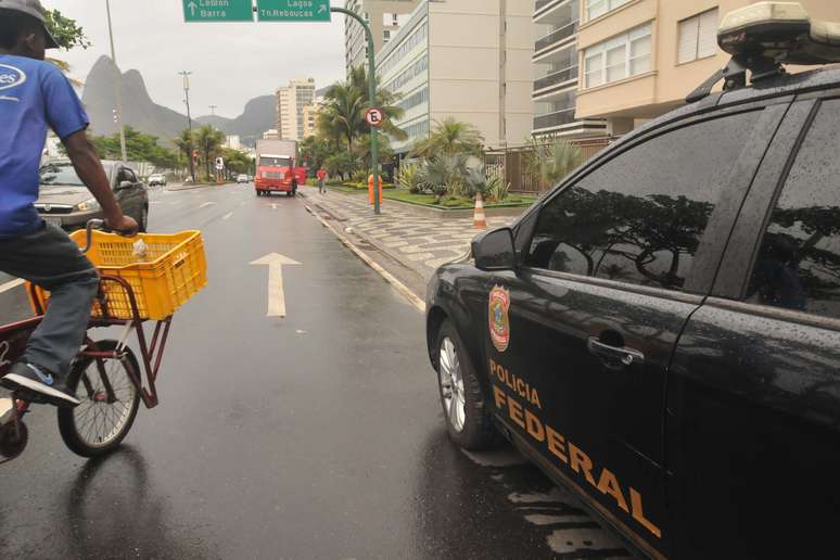 Polícia Federal realiza buscas em Ipanema, no Rio de Janeiro (RJ), durante a operação que é mais uma fase da Operação Lava Jato no Rio, batizada como C&#039;est fini.