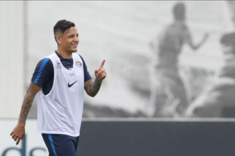 Guilherme Arana pode estar se despedindo do Corinthians. O jogador foi alvo de uma brincadeira no treino desta quinta e quando foi questionado se o motivo do trote foi a despedido, ele respondeu: "Deve ser por isso". O jogador tem proposta do Sevilla (ESP), que está muito próximo de concretizar a negociação.