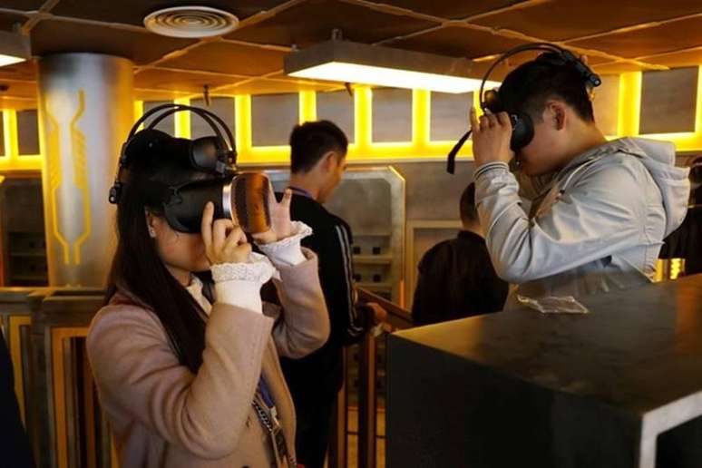Visitantes experimentam as atra&ccedil;&otilde;es de realidade virtual no&nbsp;Oriental Science Fiction Valley