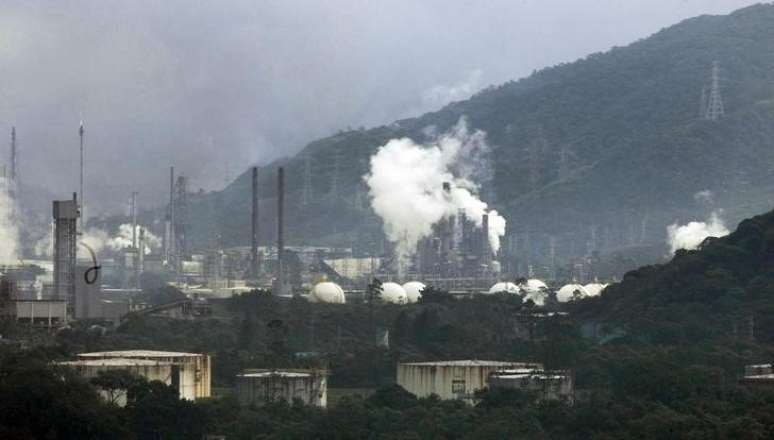 Visão geral de planta petroquímica em Cubatão, São Paulo 09/12/2009 REUTERS/Paulo Whitaker