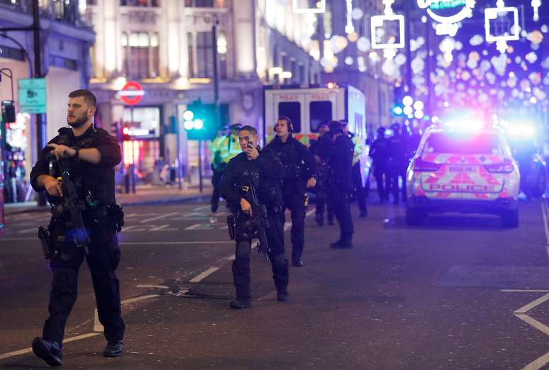 Policiais na Oxford Street em Londres
 24/11/2017    REUTERS/Peter Nicholls