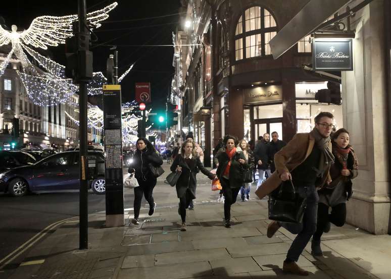 Pessoas correm na Oxford Street em Londres
 24/11/2017  REUTERS/Simon Dawson