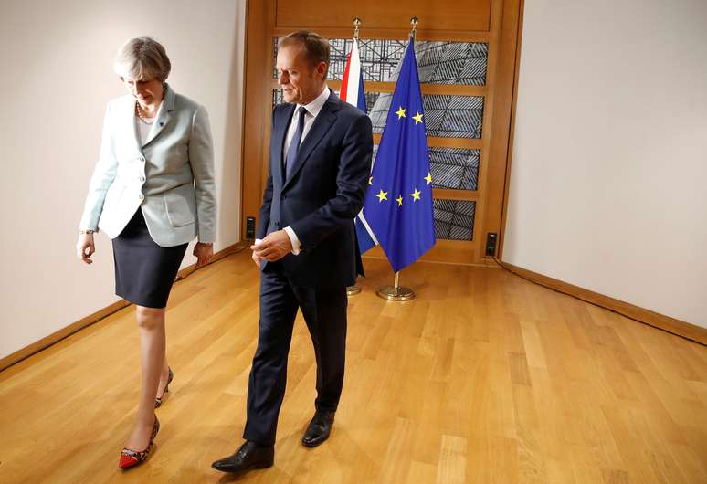 Premiê britânica, Theresa May, e presidente do Conselho Europeu, Donald Tusk, durante encontro bilateral em Bruxelas
24/11/2017 REUTERS/Christian Hartmann