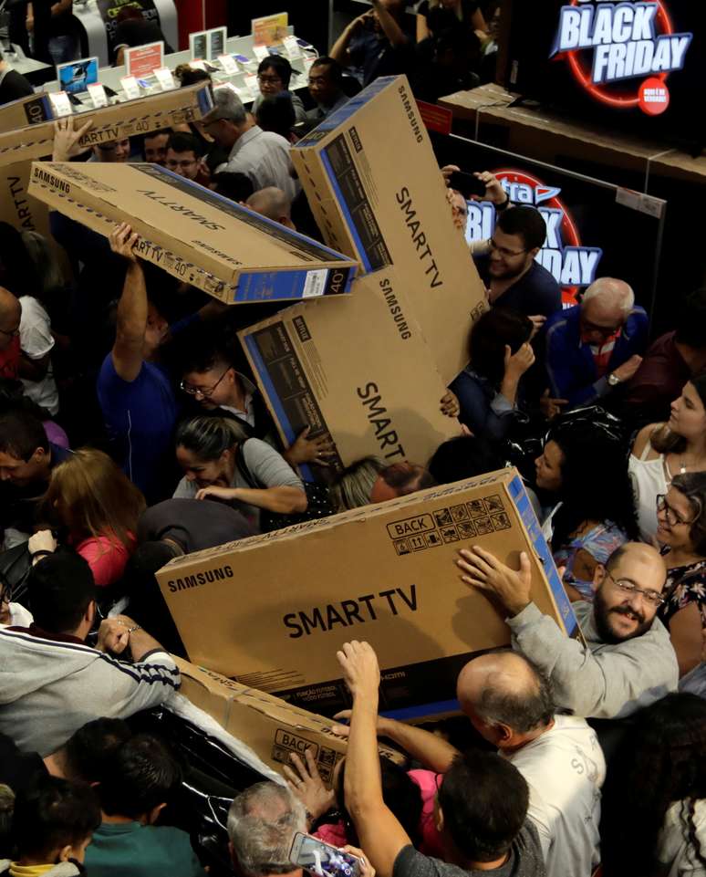 Clientes tentam alcançar televisores enquanto concorrem para comprar produtos de varejo durante o Black Friday em loja de São Paulo, no Brasil
23/11/2017
REUTERS/Paulo Whitaker