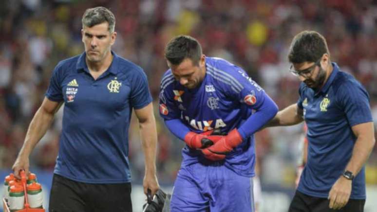 Diego Alves deixou o jogo após dividida com González, do Junior Barranquilla (Foto: Celso Pupo / Fotoarena)