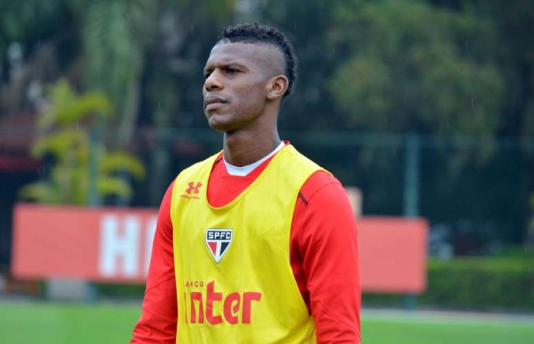 Zagueiro equatoriano já avisa que topa sair do time para Lugano ser homenageado (Érico Leonan/saopaulofc.net)