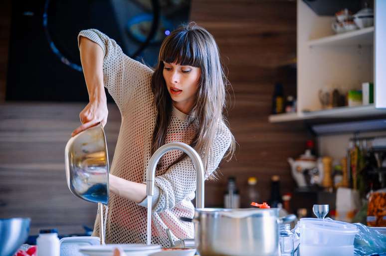 Antes de sair de casa lave toda a louça e deixe a cozinha organizada