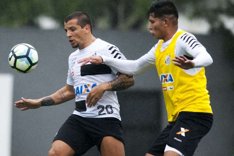 Matheus Geudes, à direita, foi promovido nesta semana e fica no banco (Foto: Ivan Storti / Santos FC)