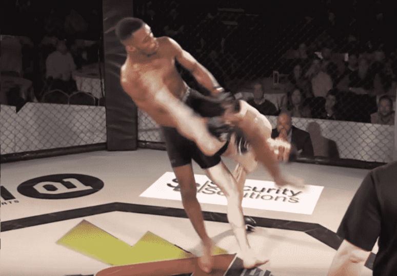MMA Amador: Ollie Flint aplicou meia-lua perfeita para nocautear Aaron Gray (FOTO: Reprodução)