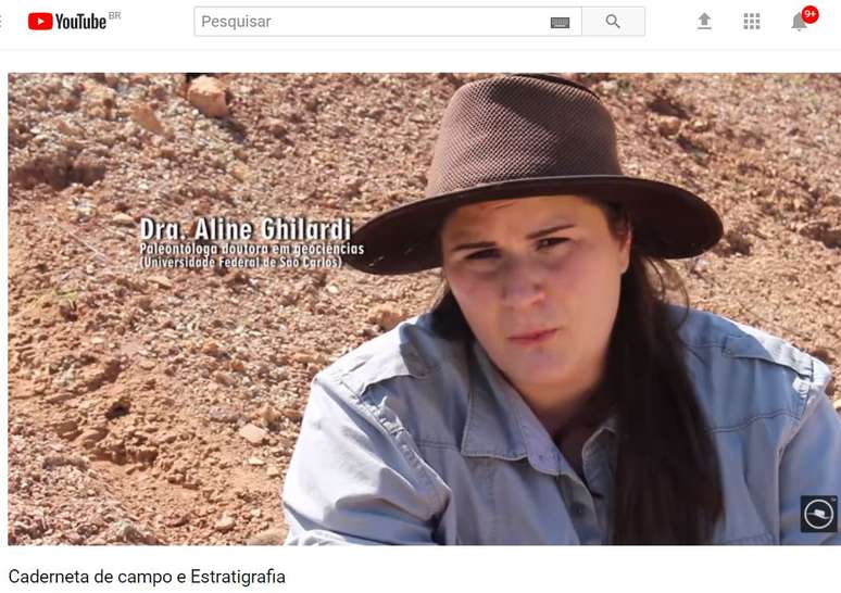 A paleontóloga Aline Ghilardi aproveita a pesquisa de campo para gravar os vídeos | imagem: reprodução YouTube