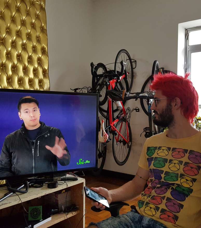 Estev&atilde;o Pessota costuma assistir aos v&iacute;deos &agrave; noite, depois do trabalho | foto: Andr&eacute; Shalders