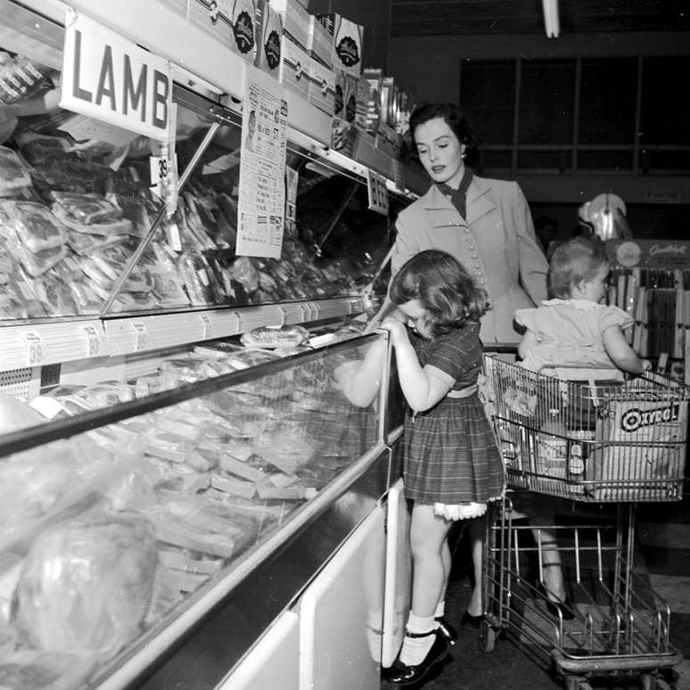 Refrigerador em supermercado dos anos 1950: invenção revolucionou a forma como fazemos compras. Foto: Al Barry