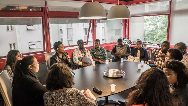 Hoje, Lara trabalha para ajudar outros refugiados a conseguirem emprego (Foto: Divulga&ccedil;&atilde;o Projeto "Estou Refugiado")