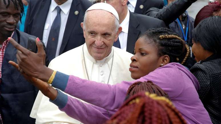 Os fiéis não deixam de pedir uma selfie ao papa Francisco quando conseguem chegar perto do pontífice
