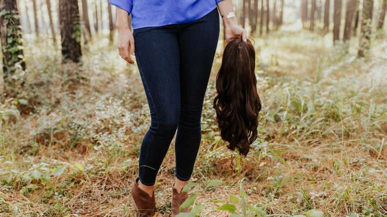 Ela tamb&eacute;m quer ser fotografada sem a peruca no dia de seu casamento | Foto: Frost Collective
