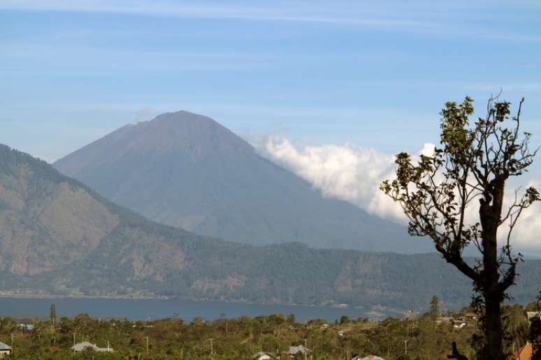 Vulcão ativo em Bali, Indonésia