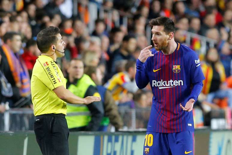 Messi conversa com assistente em jogo contra o Valencia
 26/11/2017           REUTERS/Heino Kalis