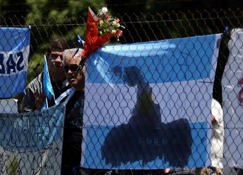 Flores e bandeiras são colocadas em cerca na base naval argentina em Mar del Plata
 25/11/2017    REUTERS/Marcos Brindicci