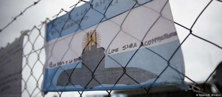 Bandeira argentina com mensagens para os 44 tripulantes do submarino desaparecido