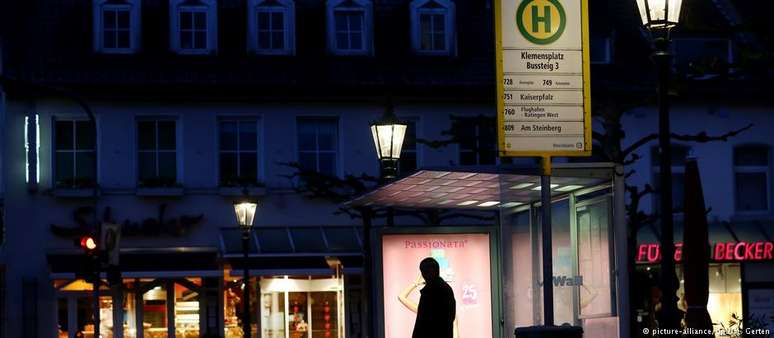 Em Düsseldorf há regras claras sobre quem pode sentar em bancos de pontos de ônibus