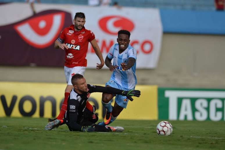 Patrick sofreu pênalti que originou o gol da vitória do Londrina sobre o Vila Nova (Foto: Divulgação/Londrina)