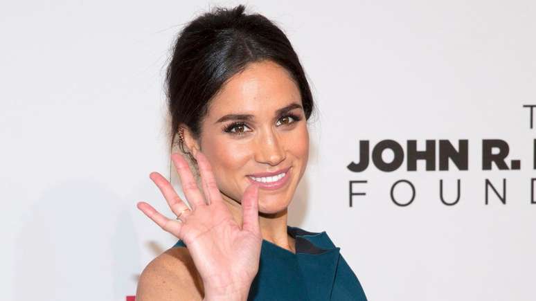 A atriz americana Meghan Markle, noiva do príncipe Harry, é divorciada e tem origem negra